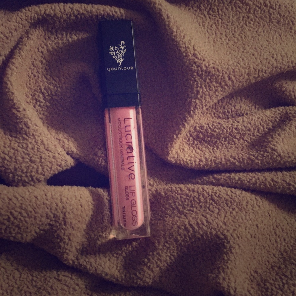 Younique Lucrative Lipgloss